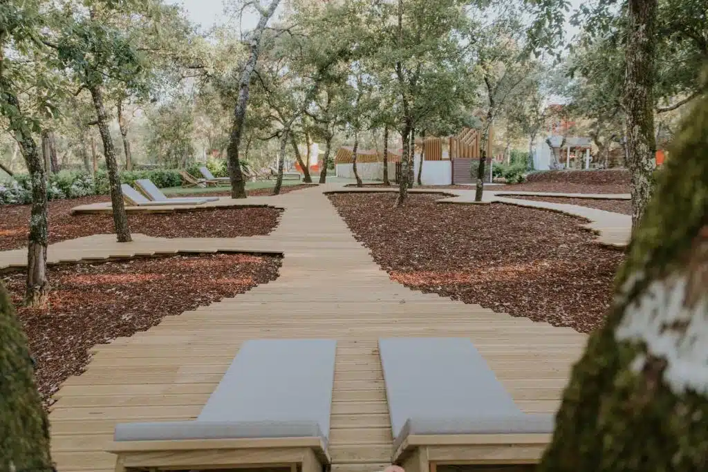 espace aménagé pour le repos avec des terrasses en bois