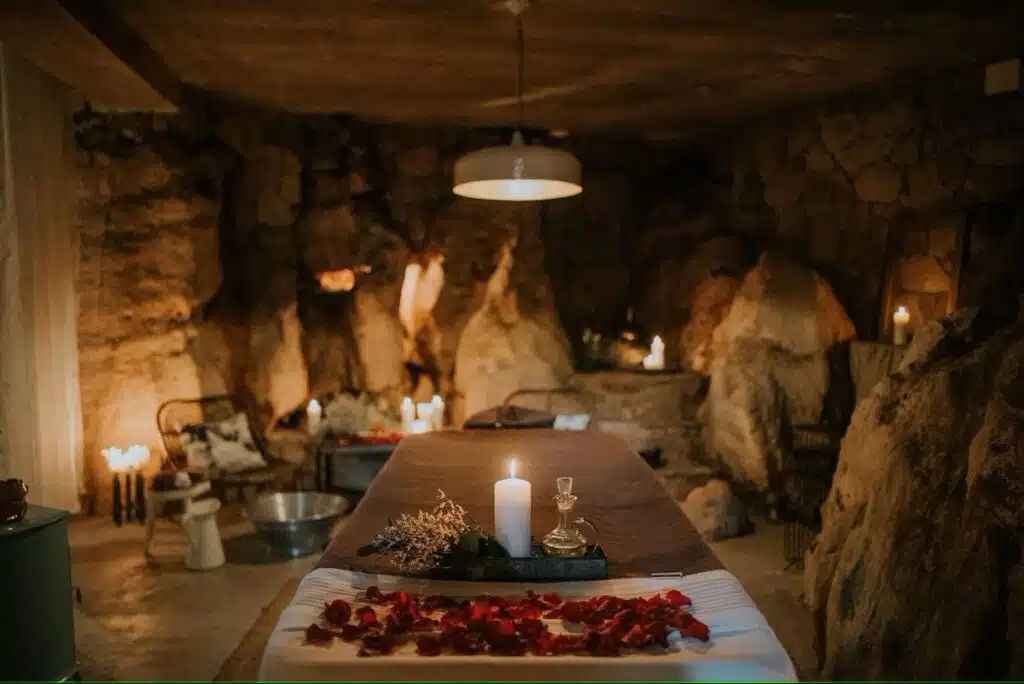 salle de massage dans une grotte naturelle