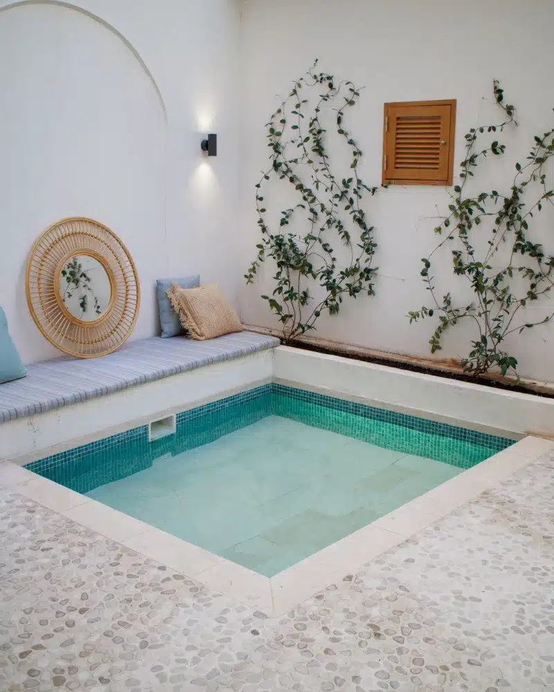 petite piscine extérieure dans le patio de l'hôtel quartier Lavapiés de Madrid