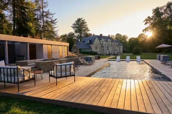 piscine extérieure et pool house au domaine de la commanderie de ballan dans le val de loire