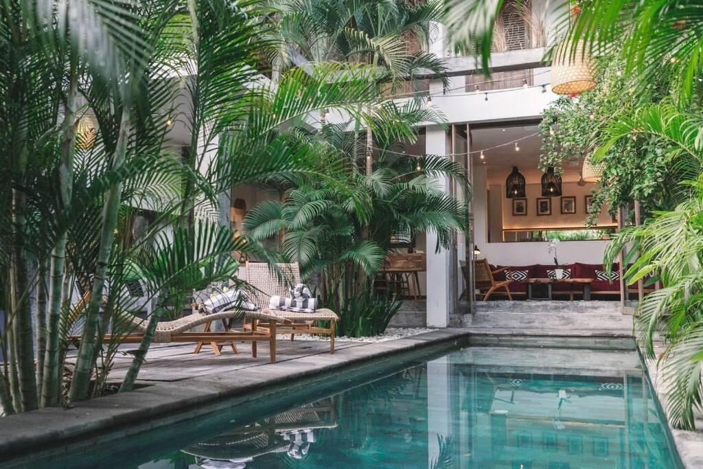 jardin luxuriant avec piscine privée dans une maison de 400m² en location vacances à Bali