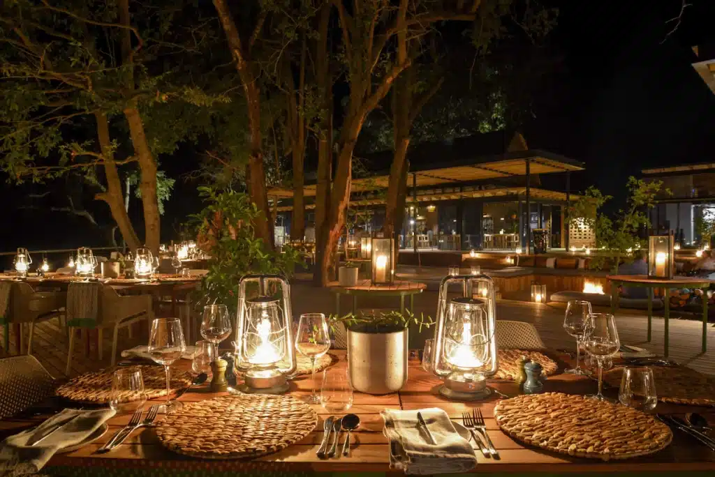 dîner à la lueur des bougies dans un lodge safari en Afrique du Sud