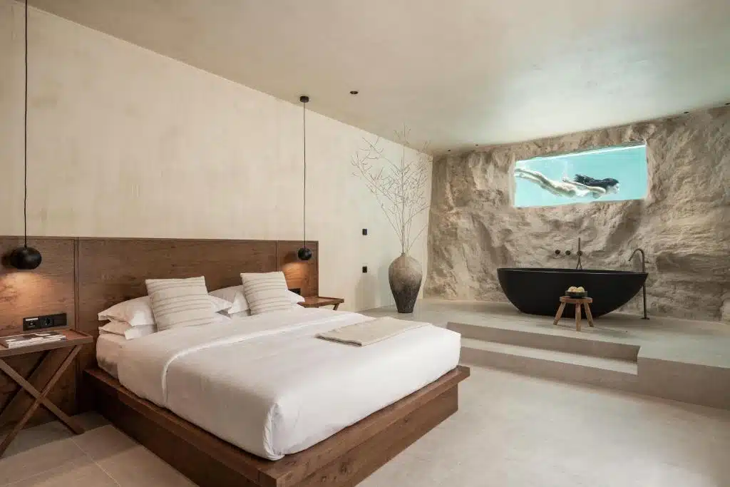 chambre avec vue sur la piscine du Seven Rocks Suite