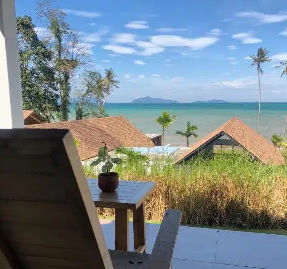 vue mer depuis la terrasse d'un bungalow dans un hôtel à Koh Mak