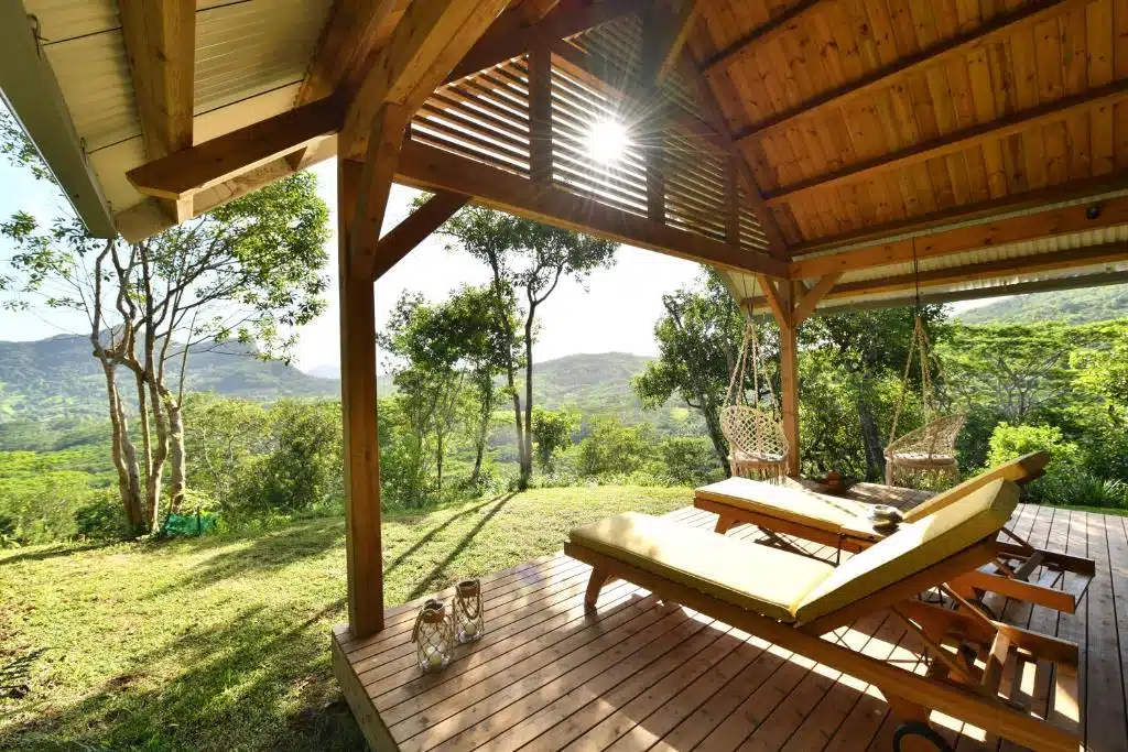 terrasse d'une des suites avec vue sur les collines de Chamarel