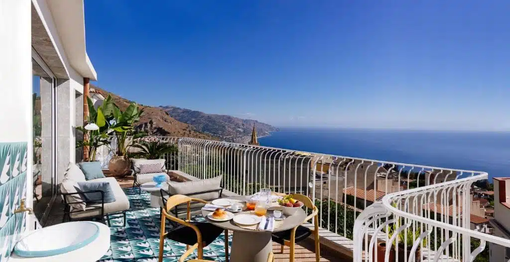 incroyable vue mer en sicile depuis la terrasse aménagée de la Casa Giafari