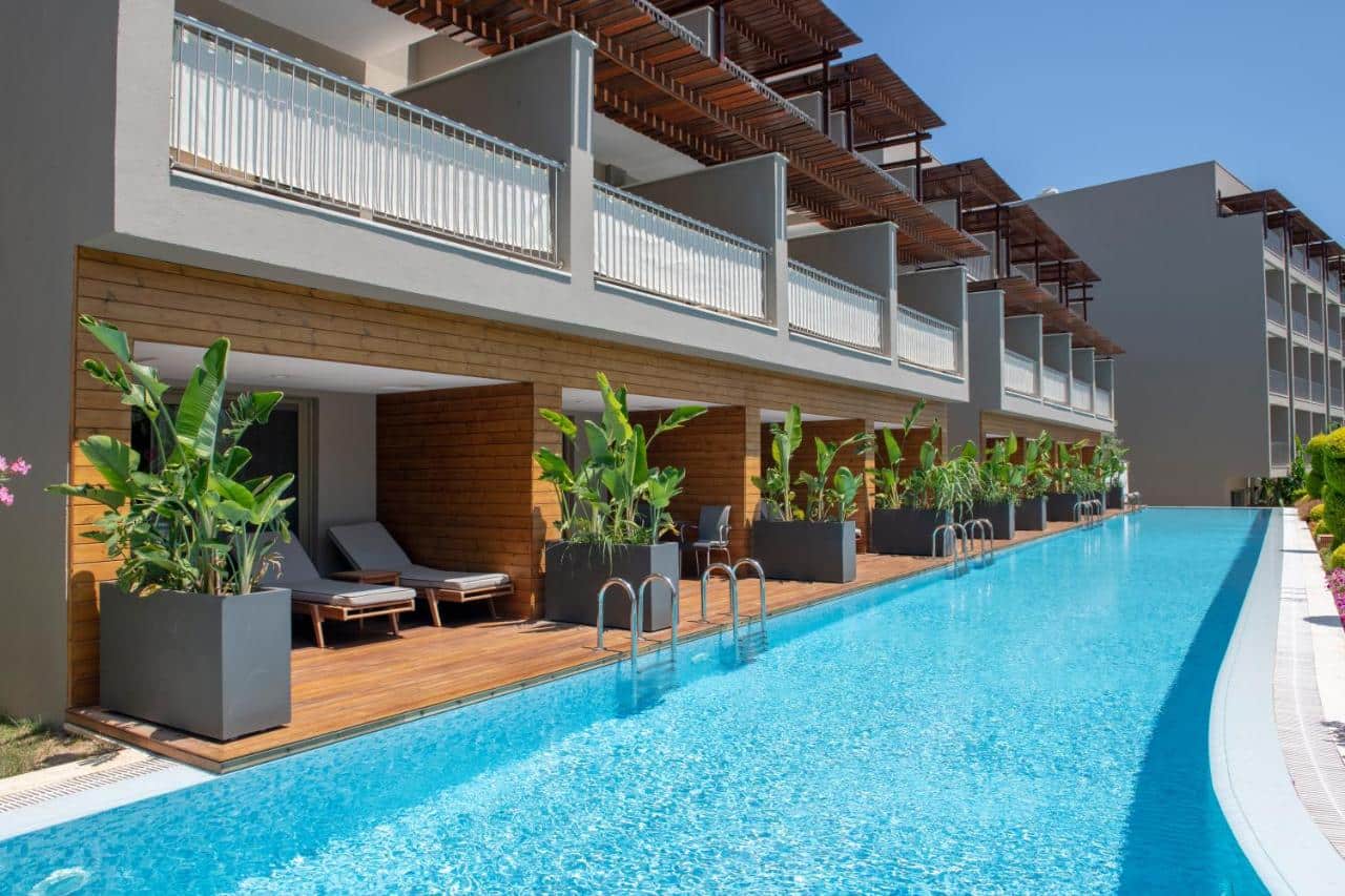 chambre avec terrasse offrant un accès direct et privilégié dans l'une des piscines de l'hôtel 5* all inclusive