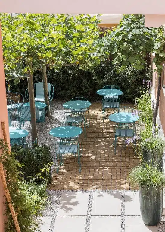 terrasse ombragée où se reposer et prendre le petit déjeuner