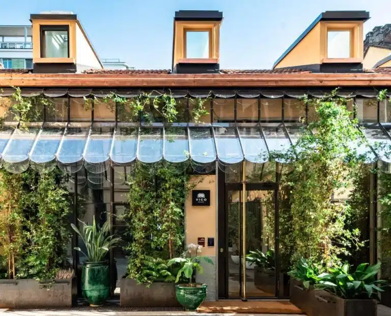 façade fleurie d'un petit boutique hôtel dans le centre de Milan