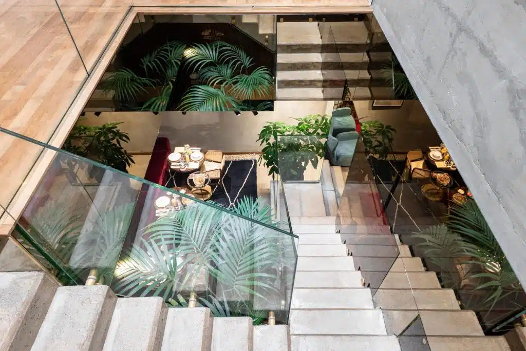 escalier menant au bar et au salon de l'hôtel