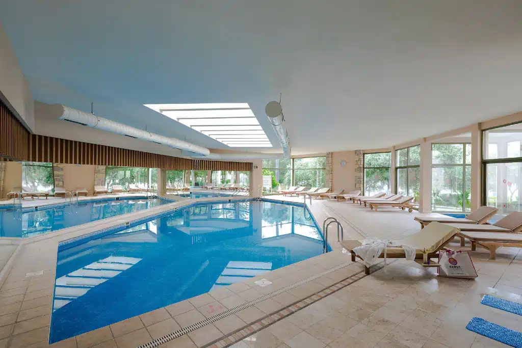 piscine intérieure de l'hôtel Barut Hemera