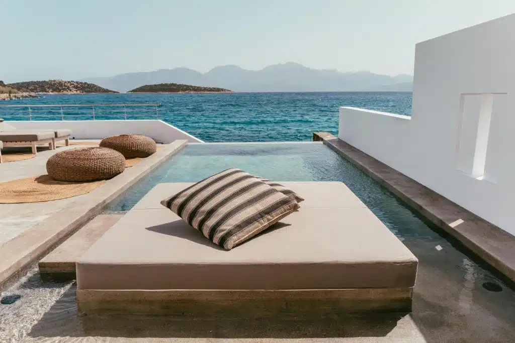 piscine privée avec vue mer dans une villa 3 chambres dans un hôtel 5* en Crète