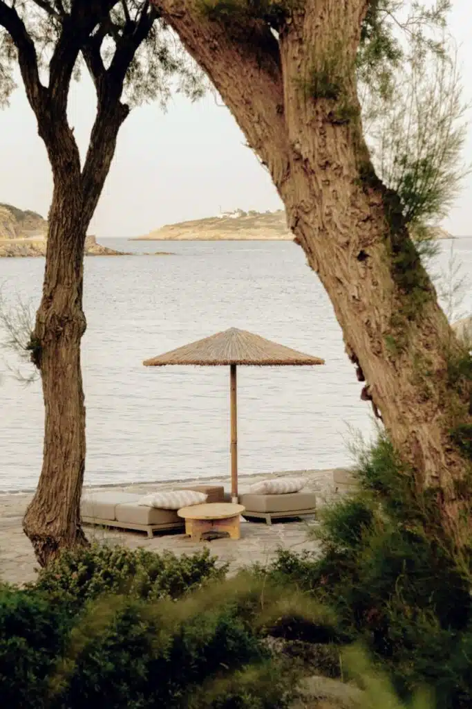 plage privée avec transat et parasol d'un hôtel 5* sur la côte nord-est de la Crète