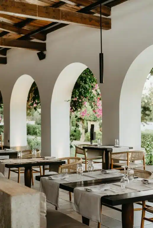 terrasse du restaurant de l'hôtel en Crète avec petit déjeuner et dîner sous forme de buffet