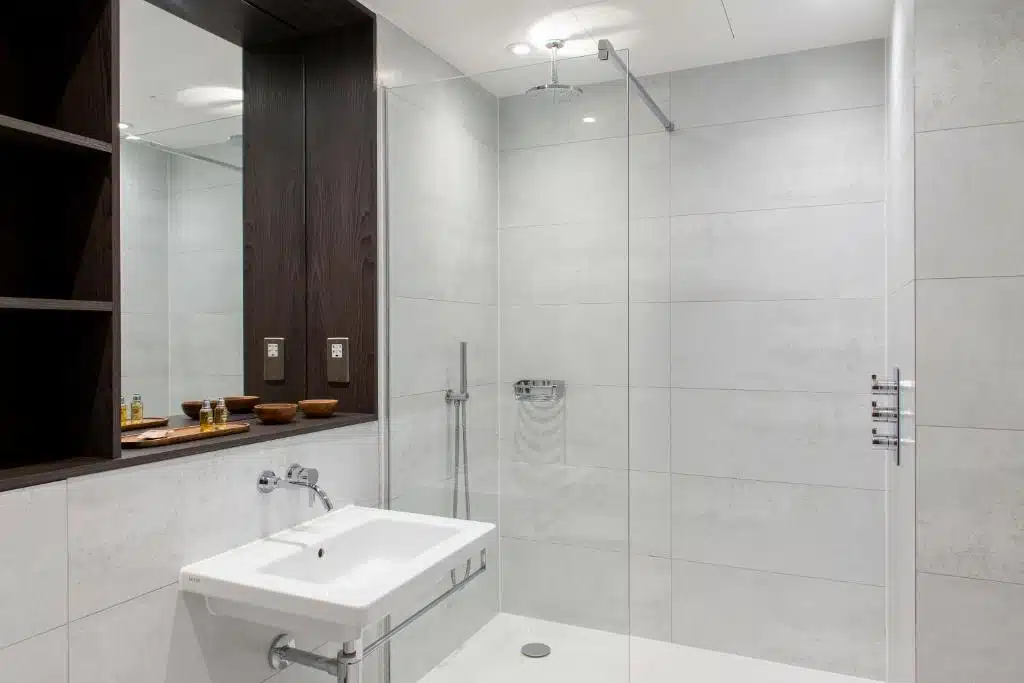 salle de douche moderne, propre et claire