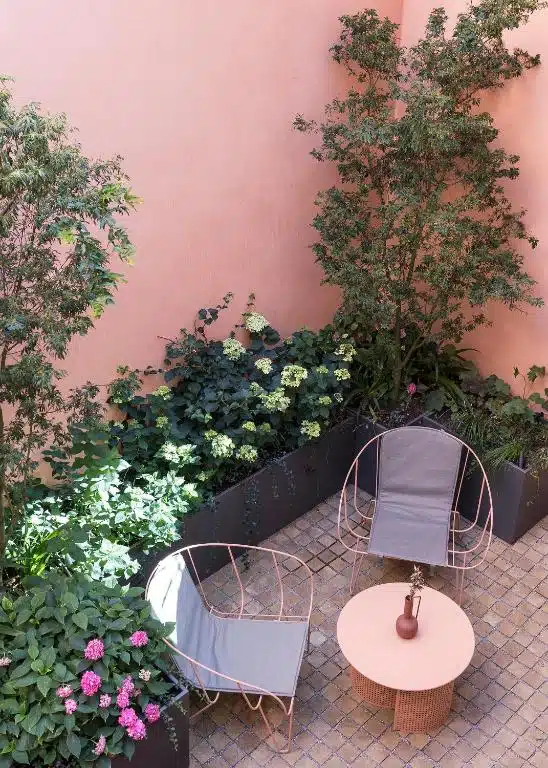 salon de jardin dans une cour intérieure d'un hôtel à Cervia en Italie