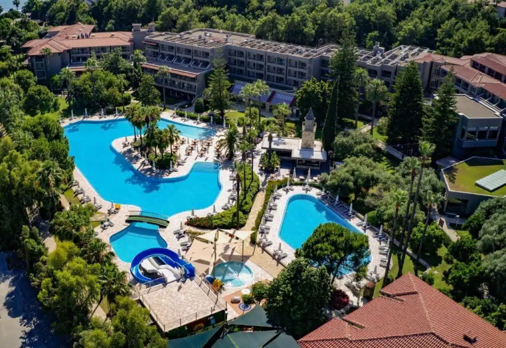 vue aérienne de l'hôtel tout compris Barut Hemera avec ses piscines et toboggans à 300m de la plage