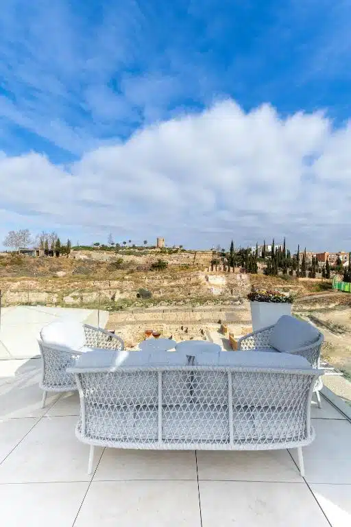 bar lounge sur le toit terrasse de l'hôtel avec vue panoramique magnifique sur les sites à visiter de Carthagène