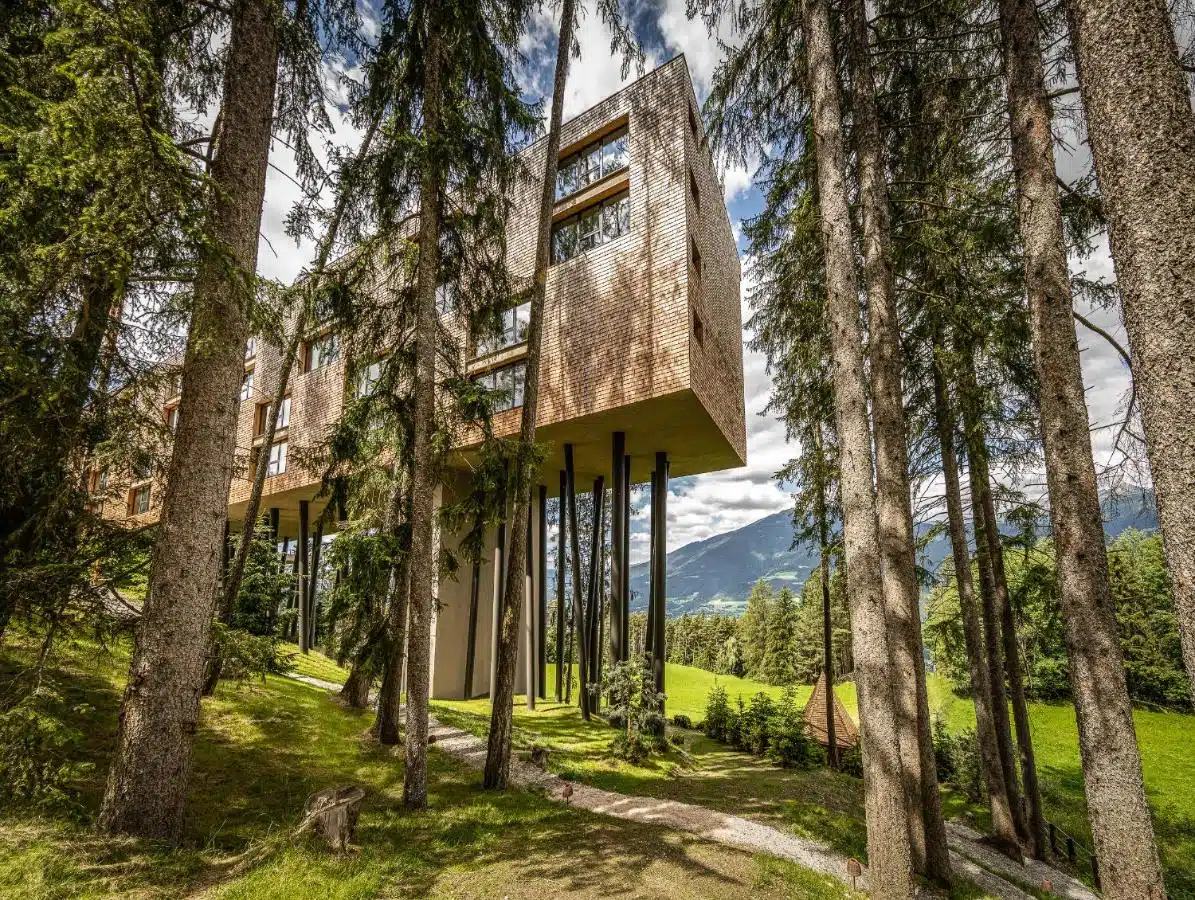 hôtel perché sur pilotis dans le sud tyrol en italie