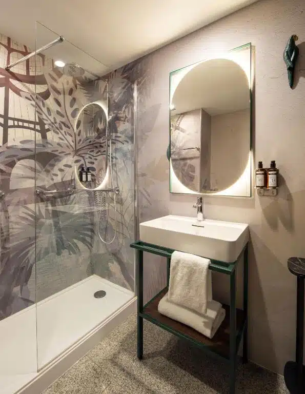 salle de douche avec papier peint type jungle résistant pour la douche