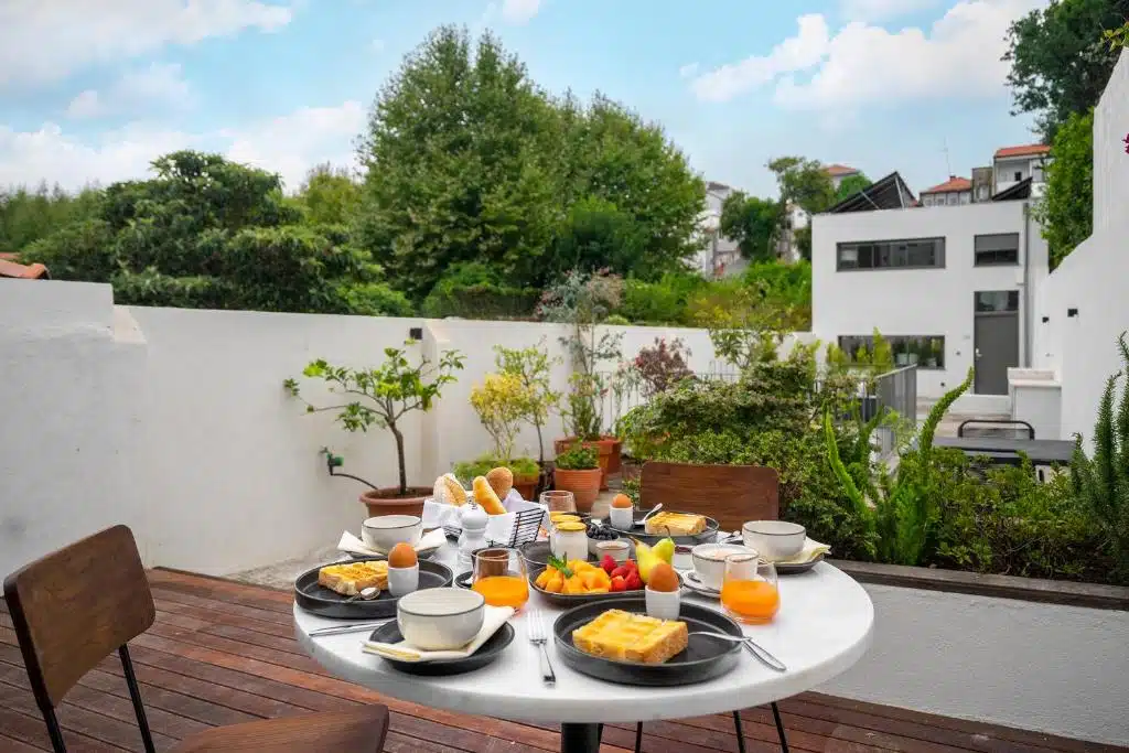 petit déjeuner avec des produits frais locaux pouvant être pris dans la chambre, l'appartement ou dans la maison ou encore sur la terrasse