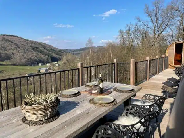 terrasse avec vue panoramique sur la campagne d'Érezée au gite Les Suites de la Vallée