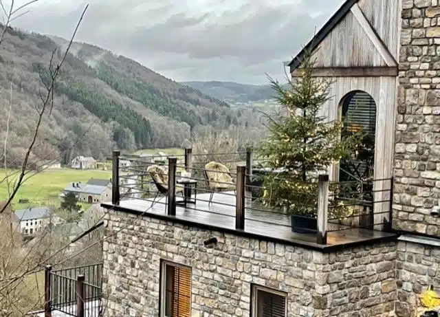 vue panoramique sur le paysage vallonné des Ardennes belges depuis la terrasse du gîte