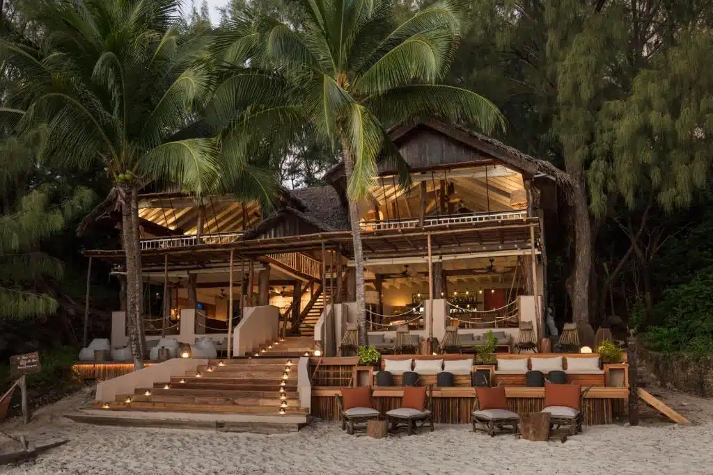 bar et restaurant sur la plage de l'hôtel Constance Tsarabanjina sur l'île Tsarabanjina au large de Madagascar