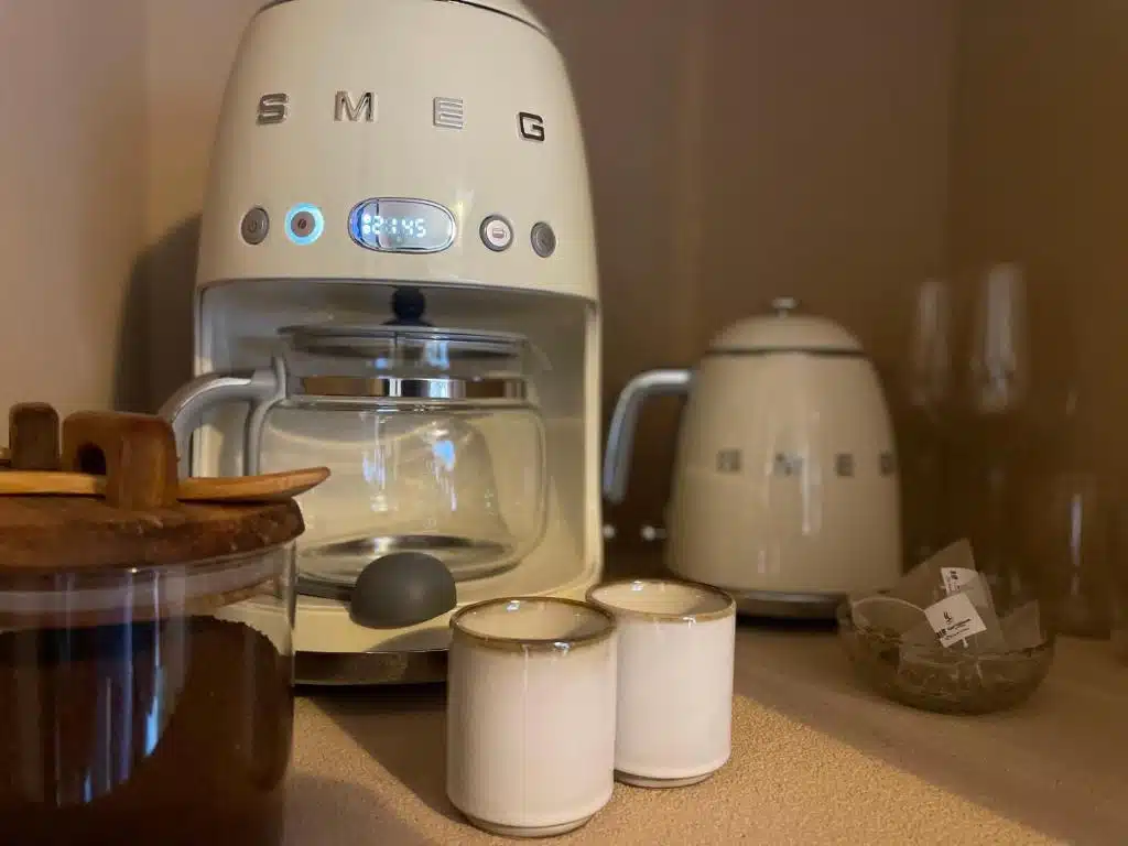 machine à café et bouilloire dans chaque suite de l'hôtel