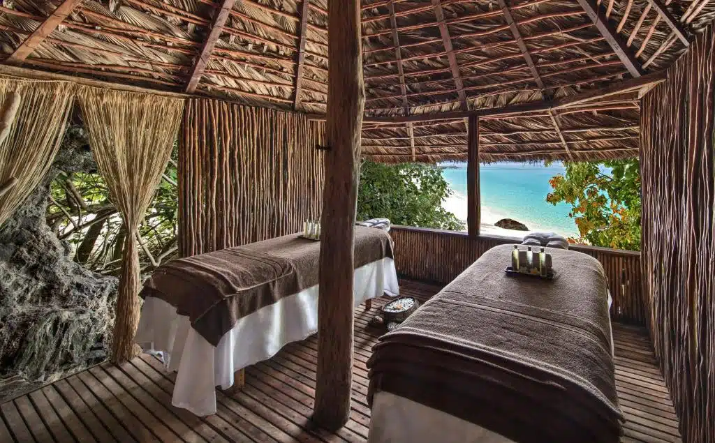 salle de massage double ouverte sur la nature avec vue paradisiaque sur la plage