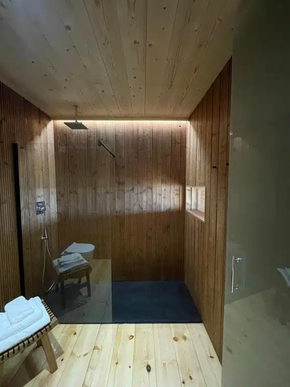 salle de douche dans le gîte en location vacances au Olladas de Barbeitos
