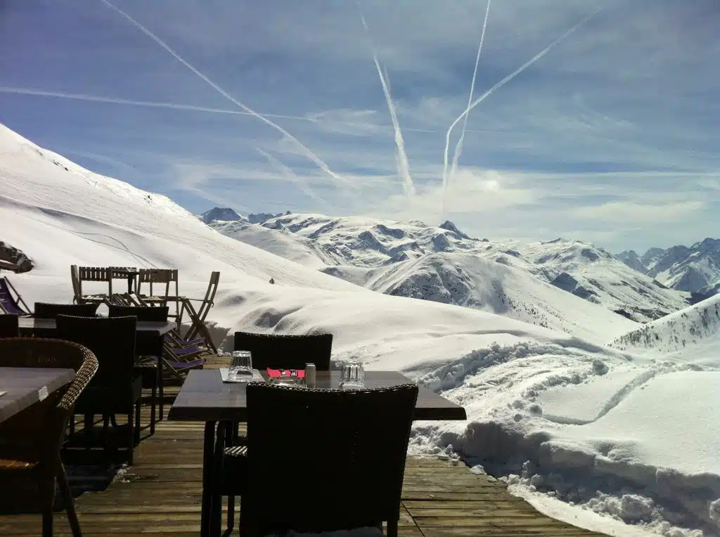 terrasse d'un restaurant d'altitude accessible depuis les pistes de ski à Val Cenis