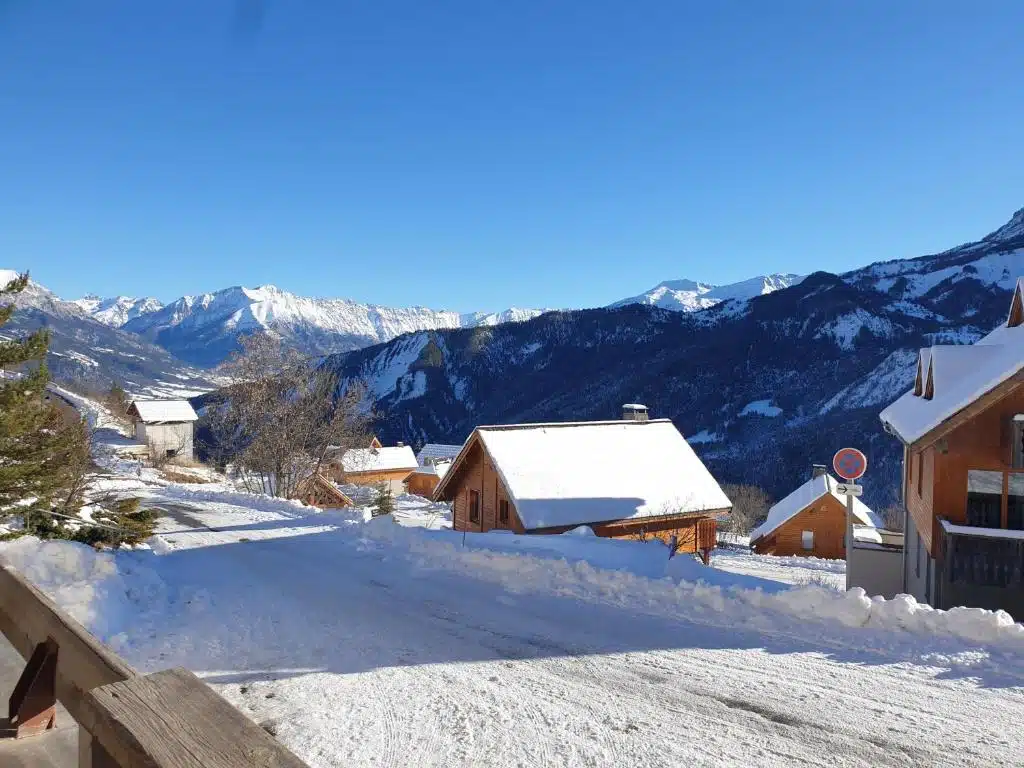 vue sur les montagnes du balcon de l'appartement