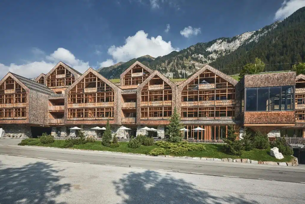façade extérieure en bois et pierre du Tenne Lodges hôtel 5* dans le Haut-Adige