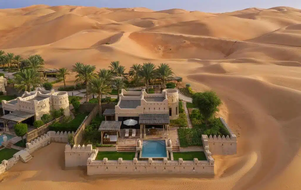 vue aérienne d'une villa privée dans l'oasis du désert à l'hôtel Anantara Qasr al Sarab Desert Resort