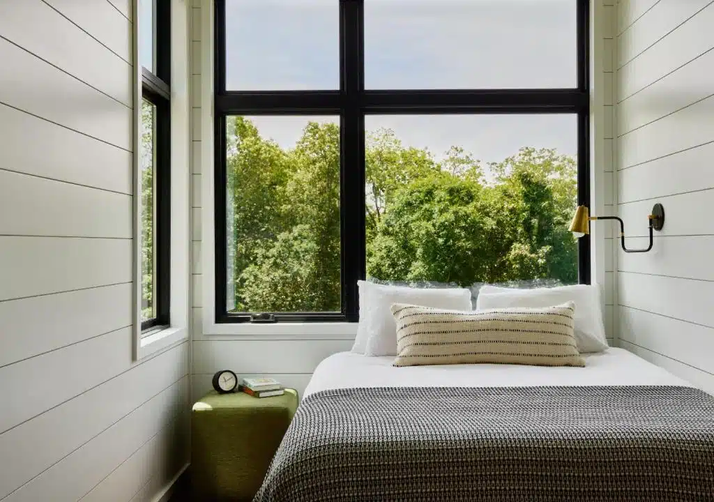 chambre dans le bungalow avec baie vitrée face à la nature sur la presqu'île de Cape Cod