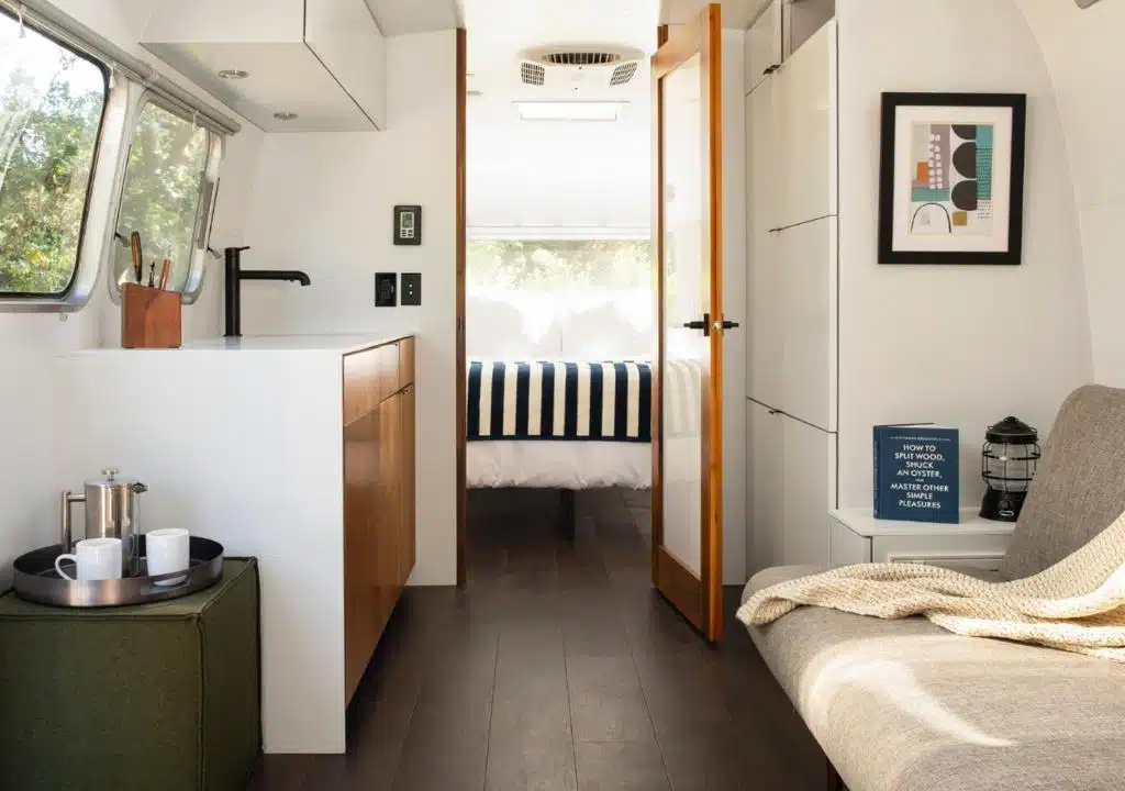 intérieur cosy et chic pour du glamping de luxe dans une caravane Airstream
