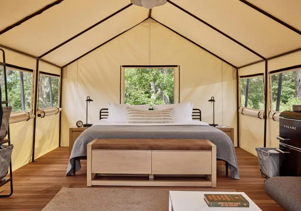 tente pour du glamping cosy et chic avec lit double et coin salon