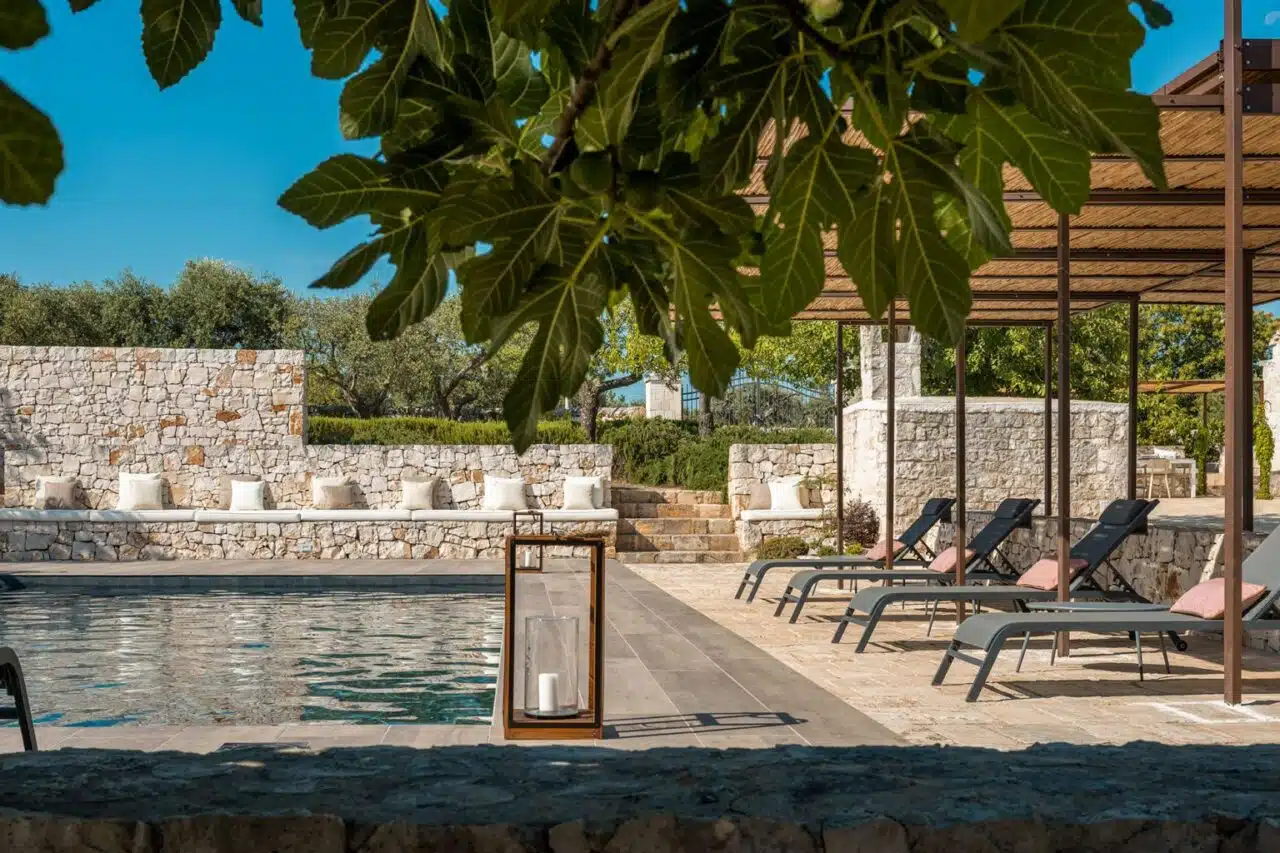 piscine extérieure avec transat au calme et dans la campagne entre Alberobello et Locorotondo