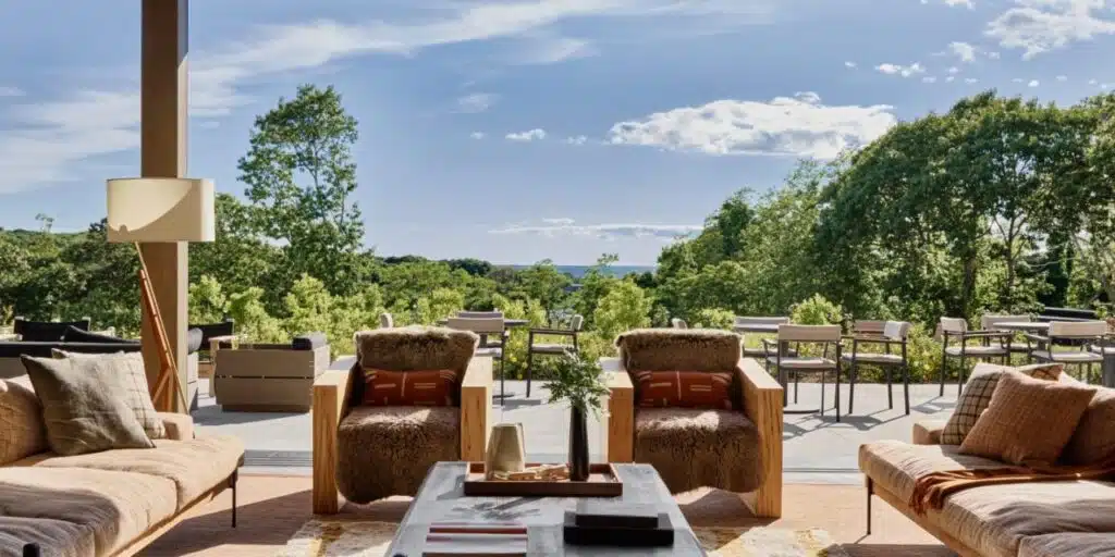 séjour et terrasse commune du camping avec magnifique vue sur la nature