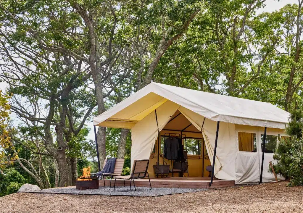 tente de glamping avec terrasse et brasero