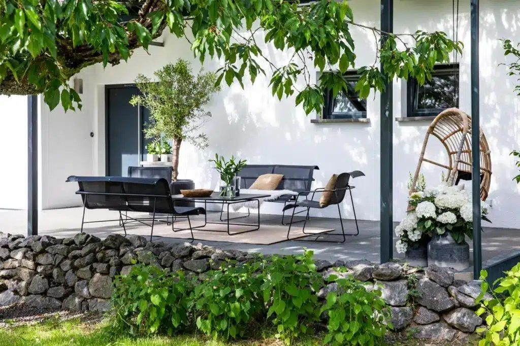 jolie terrasse avec son salon de jardin d'une location vacances dans la région de l'Eifel en Allemagne