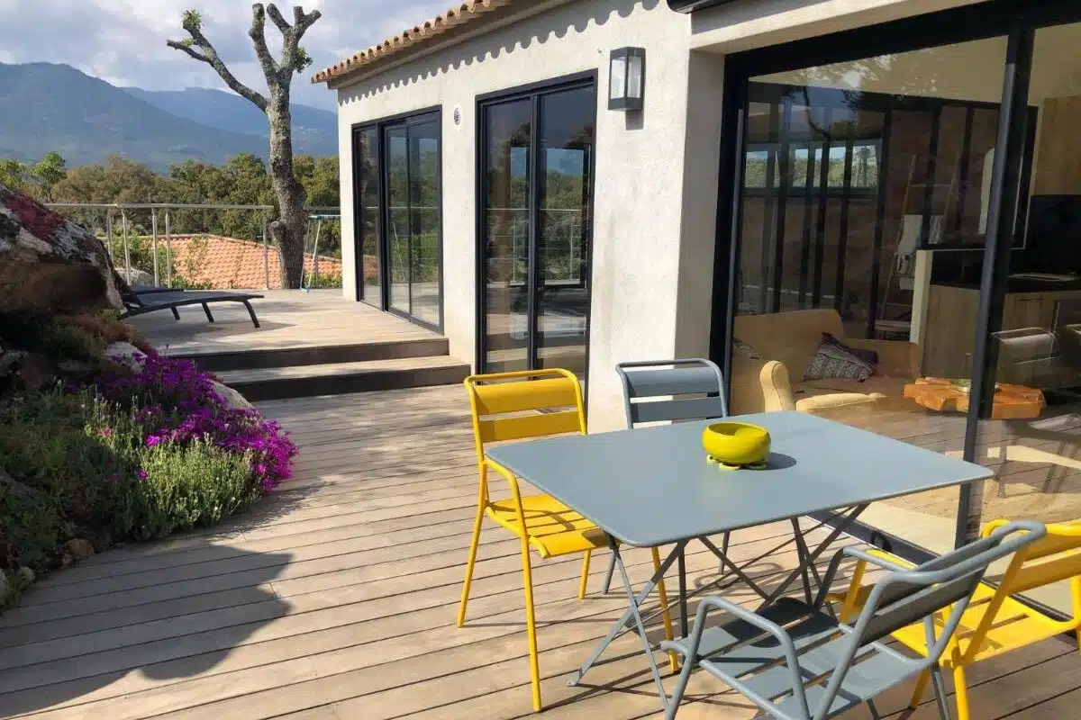 terrasse privée avec espace repas à la maison d'hôtes A Camerina en Corse