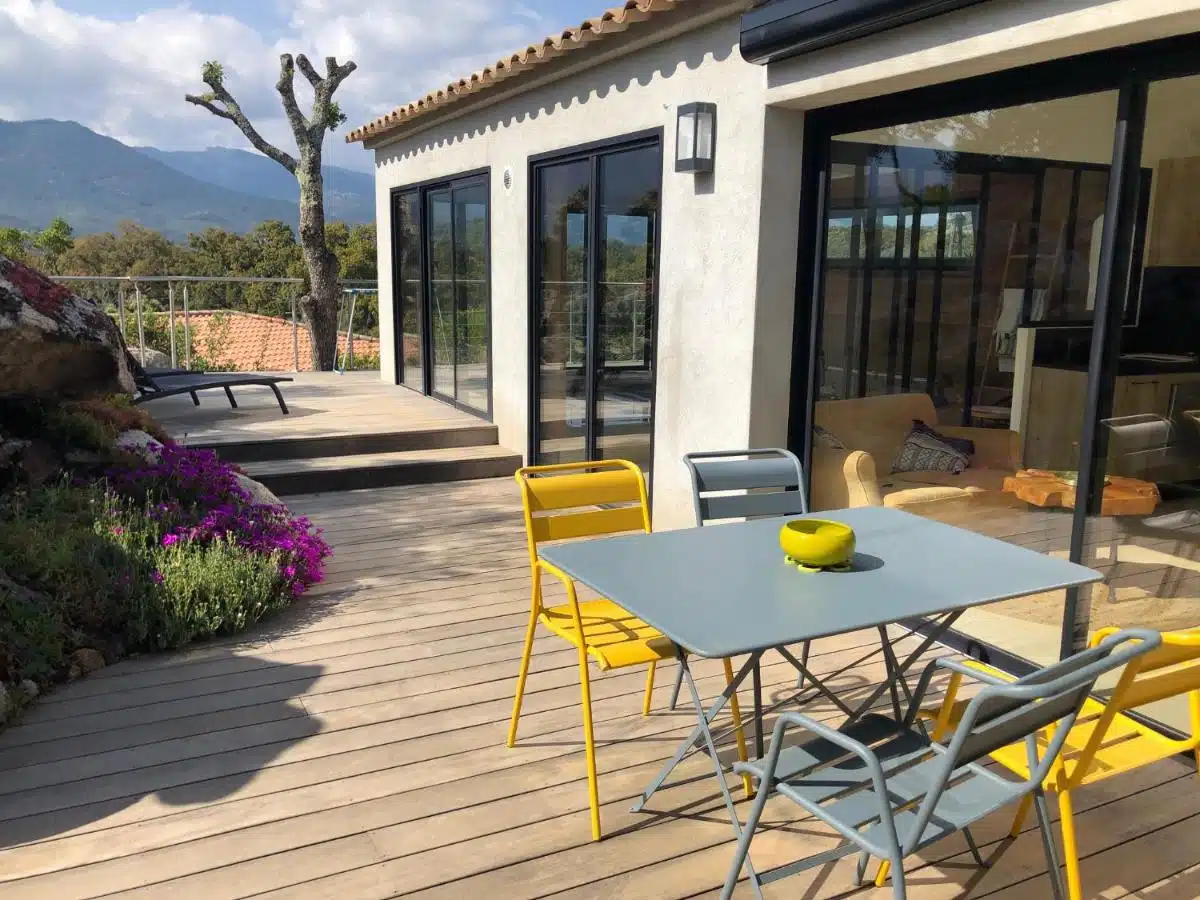 terrasse privée avec espace repas à la maison d'hôtes A Camerina en Corse