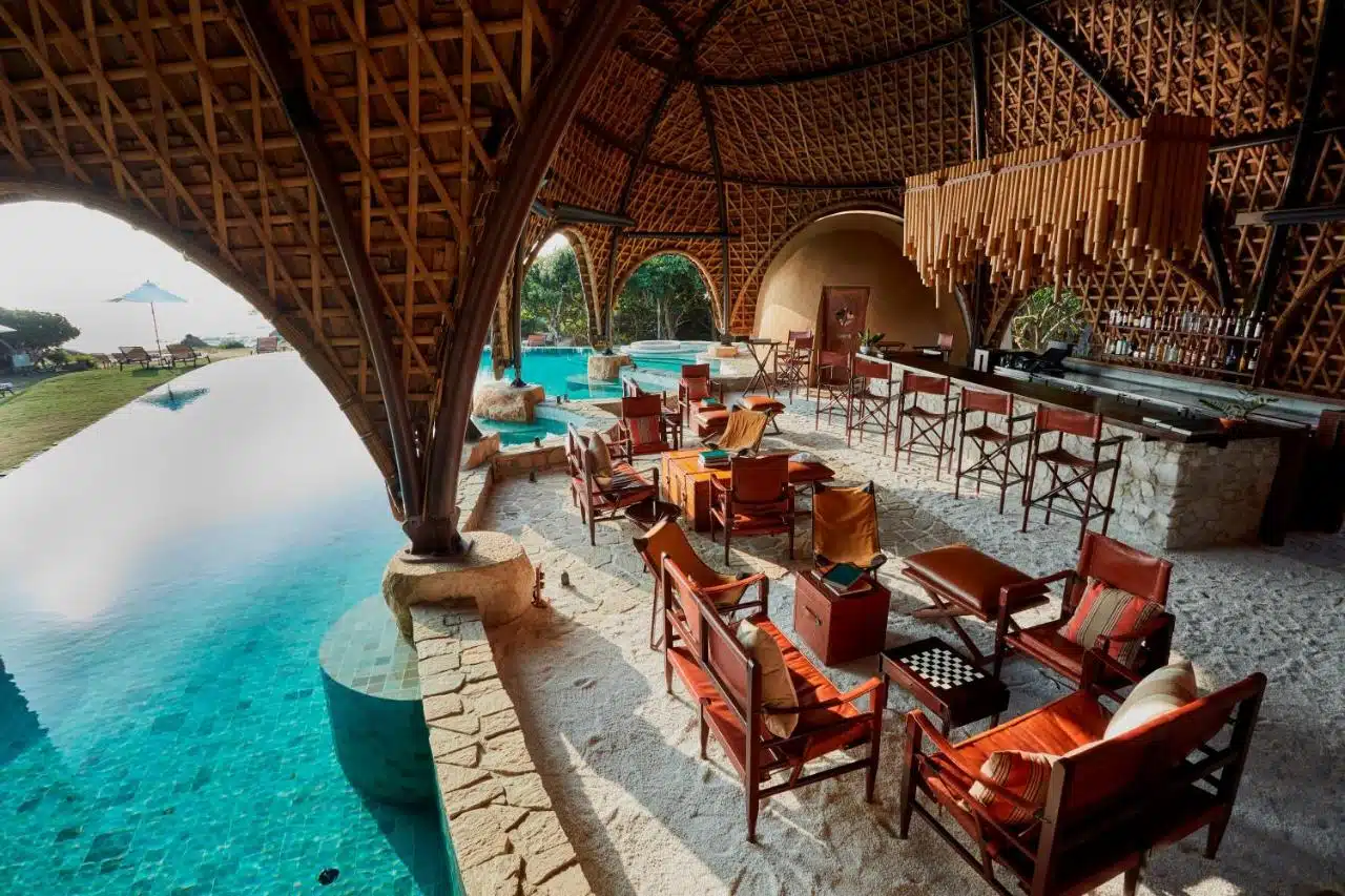 piscine extérieure avec vue mer et bar de l'hôtel Wild Coast Tented Lodge au Sri Lanka