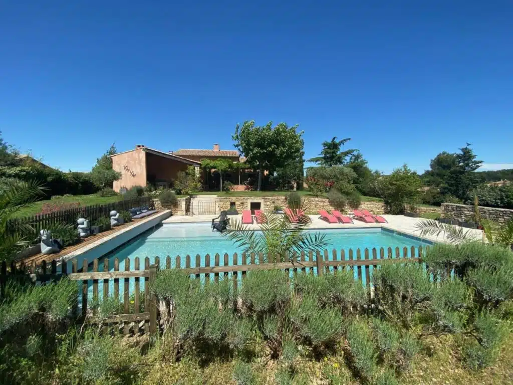 vue extérieure du mas avec la piscine à la chambre d'hôtes et gîtes Hestia à Robion dans le Luberon