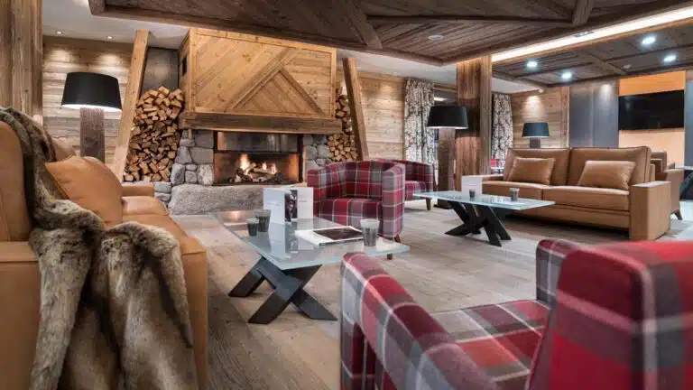 bar louunge avec cheminée pour un moment convivial dans la résidence Le Cristal de Jade à Chamonix-Mont-Blanc