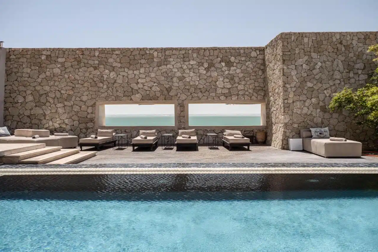 piscine extérieure et vue mer à l'hôtel Palais Rhoul & spa de Dakhla au Maroc