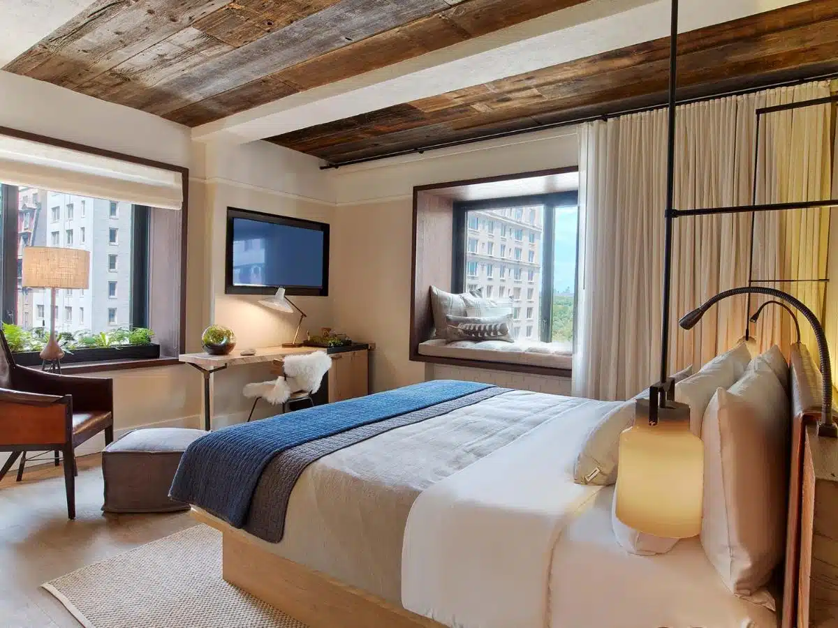 chambre deluxe avec espace détente à la fenêtre offrant une vue panoramique sur Central Park