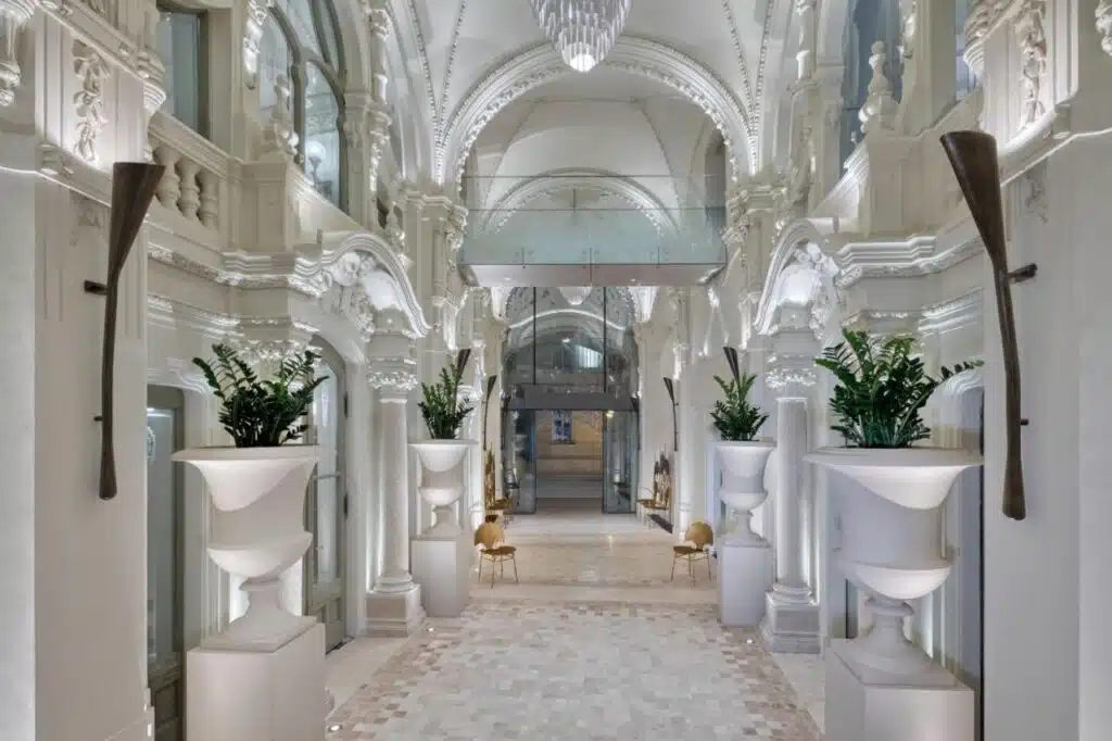 Somptueux hall d'entrée de l'hôtel Matild Palace dans un bâtiment historique du coeur de ville de Budapest dans le quartier Belvaros